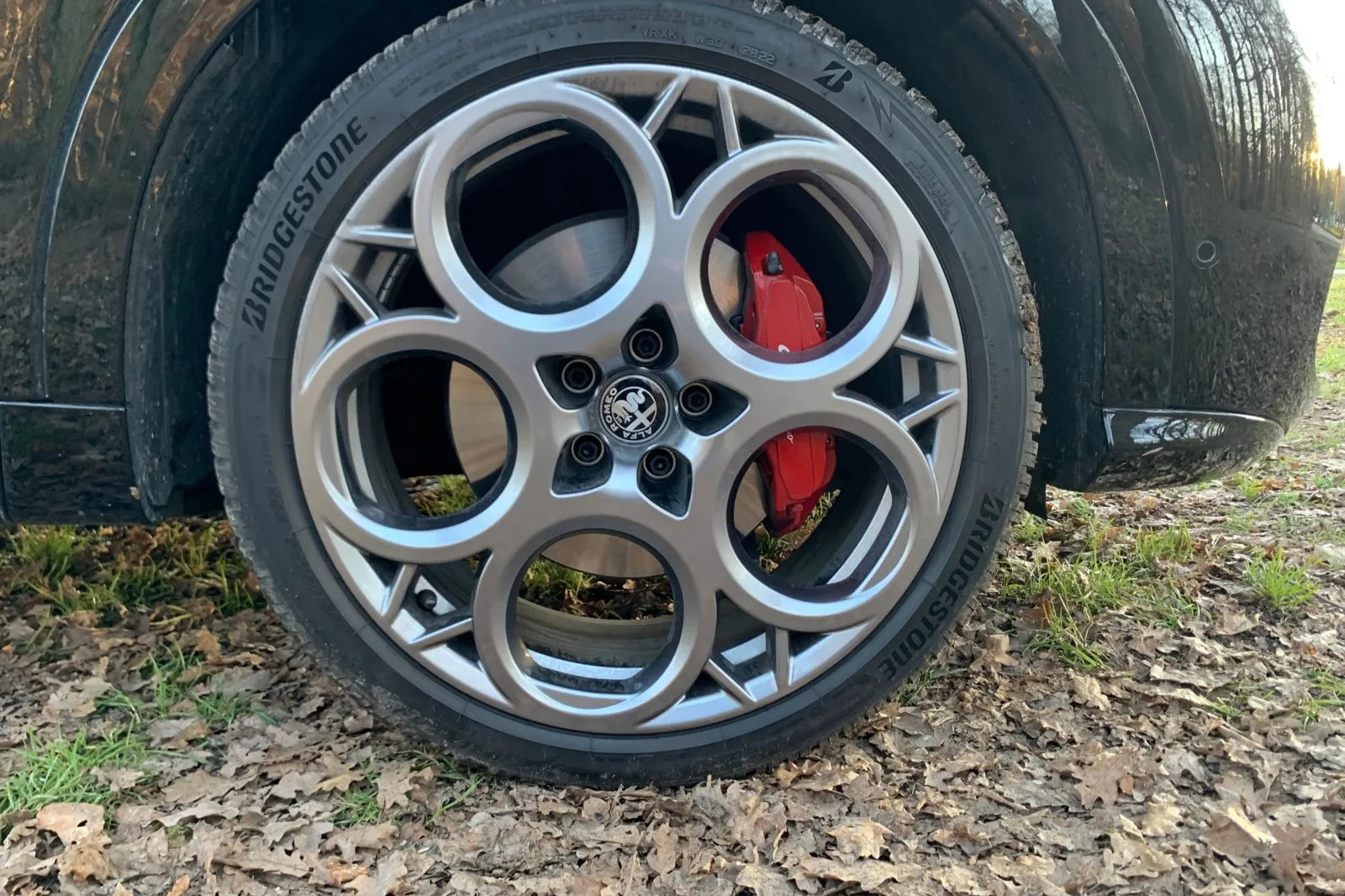 Alfa Romeo Tonale 1.5 VGT Ti Hybrid mit den klassischen „Wählscheiben“-Felgen.