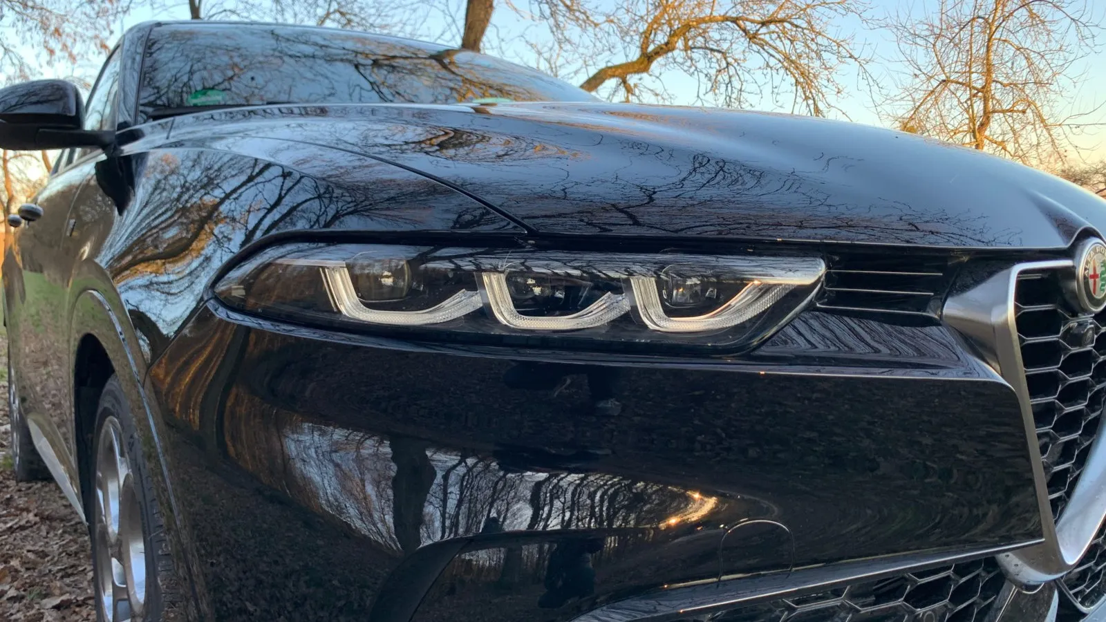 Die Front des Alfa Romeo Tonale 1.5 VGT Ti Hybrid prägen der traditionelle Scudetto-Grill und schmale Scheinwerfer mit drei Leuchteinheiten je Seite.