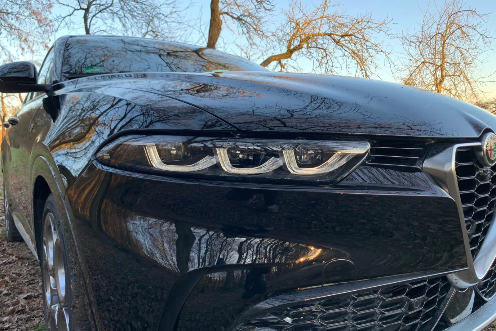 Die Front des Alfa Romeo Tonale 1.5 VGT Ti Hybrid prägen der traditionelle Scudetto-Grill und schmale Scheinwerfer mit drei Leuchteinheiten je Seite.