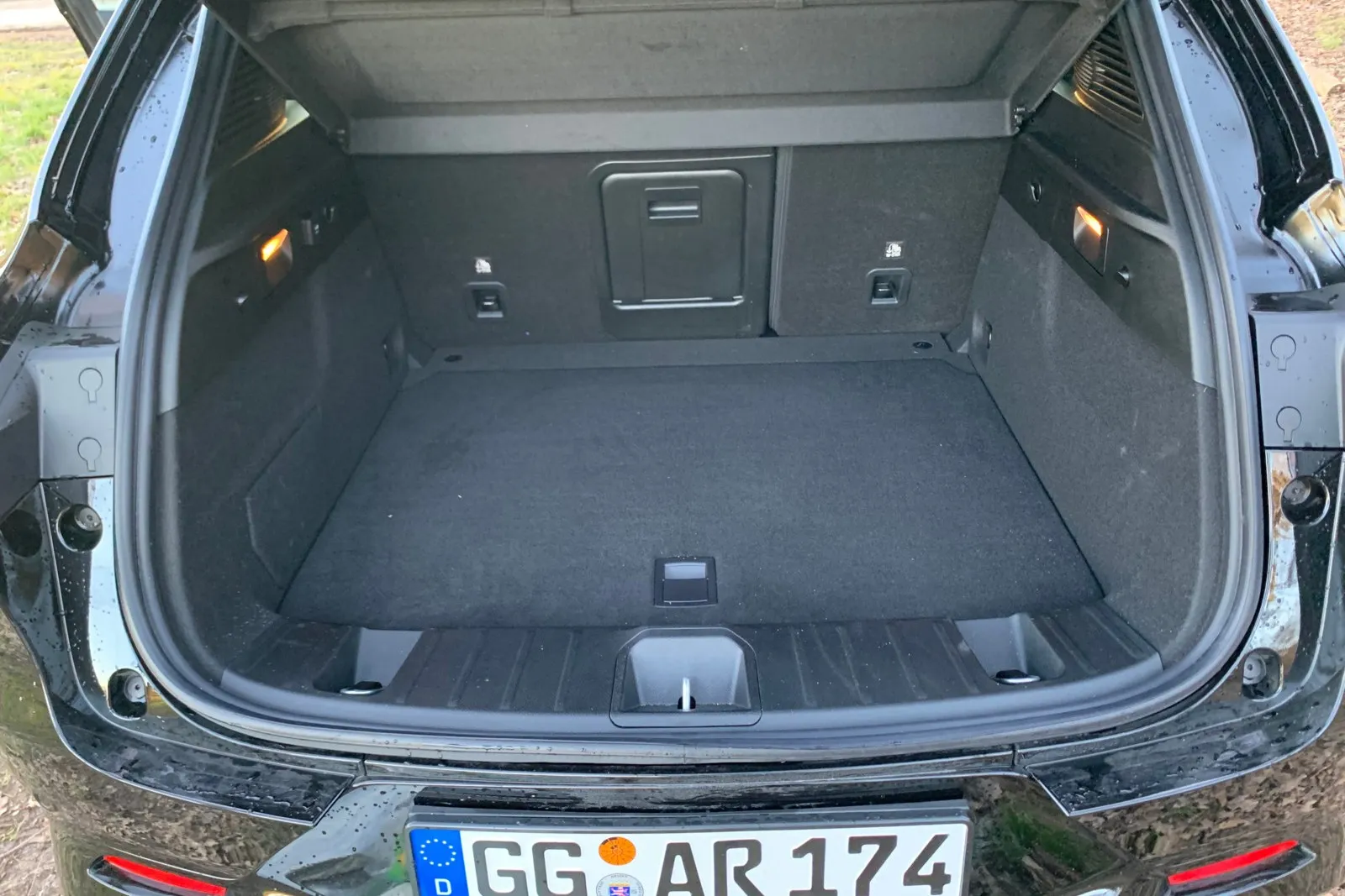 Viel Platz für Gepäck gibt es im Alfa Romeo Tonale 1.5 VGT Ti Hybrid: 500 Liter sind ordentlich.  Nach Umlegen der asymmetrisch geteilten Rücksitze kann das Ladevolumen auf 1.550 Liter erweitert werden.
