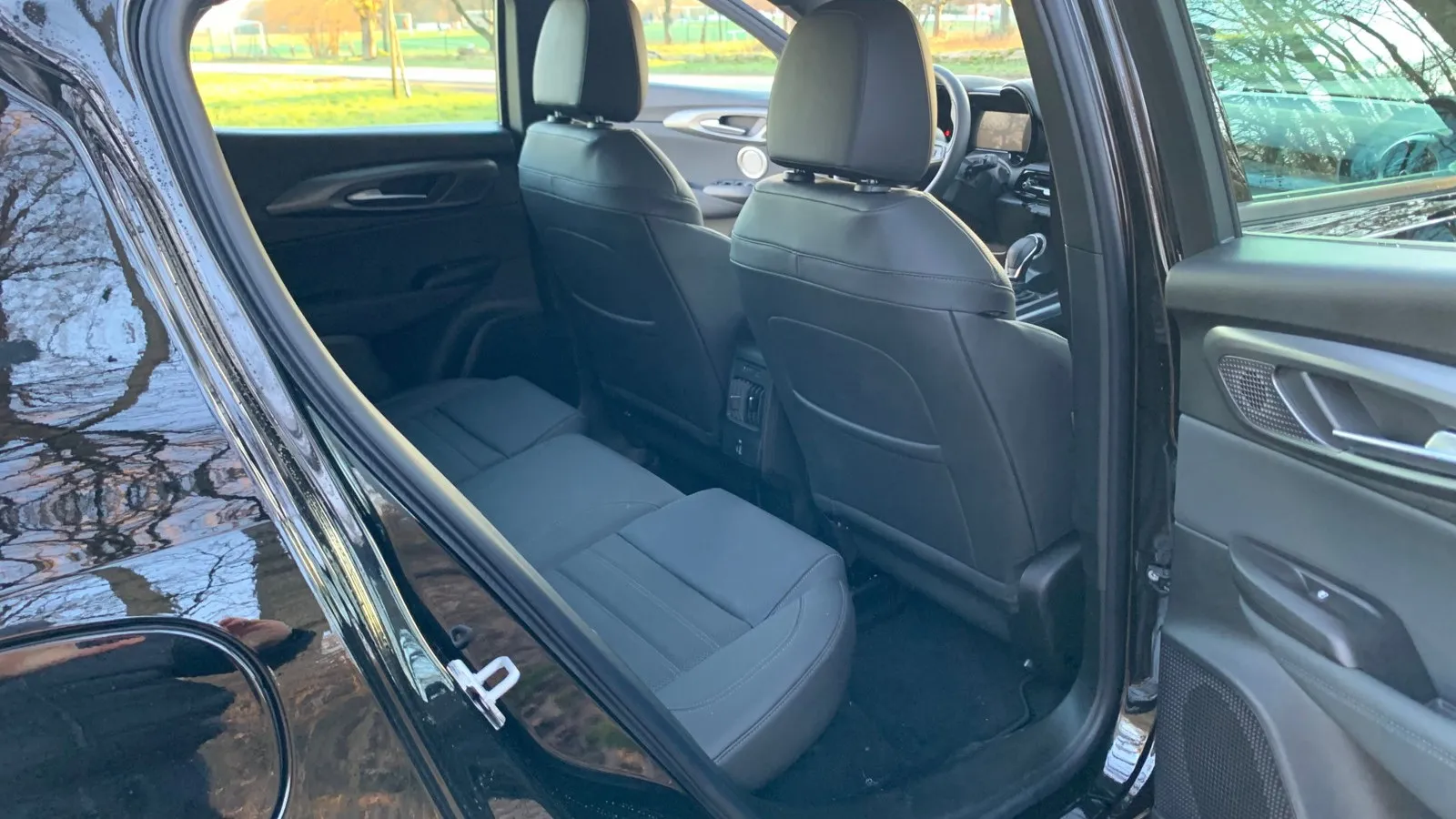 Auch hinten haben im Alfa Romeo Tonale 1.5 VGT Ti Hybrid drei Kinder oder zwei Erwachsene bequem Platz.