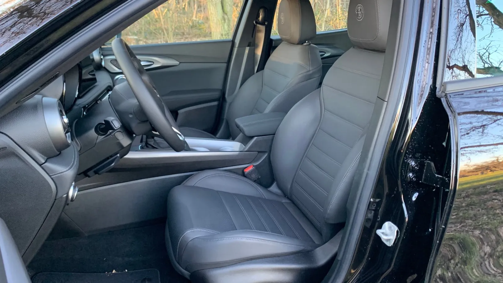 Fahrer und Passagiere haben im Alfa Romeo Tonale 1.5 VGT Ti Hybrid vorne wie im Fond ordentlich Platz.