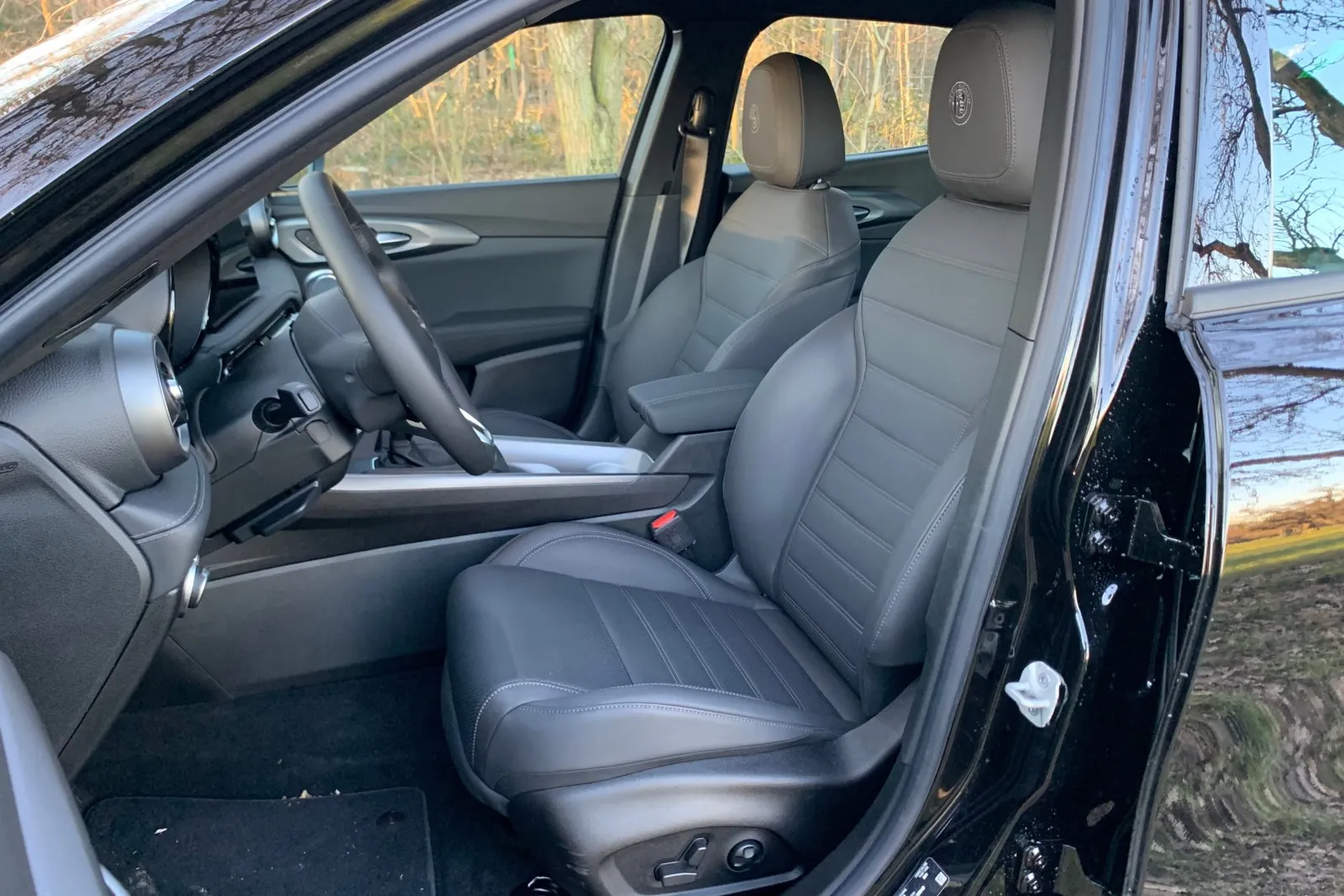 Fahrer und Passagiere haben im  Alfa Romeo Tonale 1.5 VGT Ti Hybrid vorne wie im Fond ordentlich Platz.