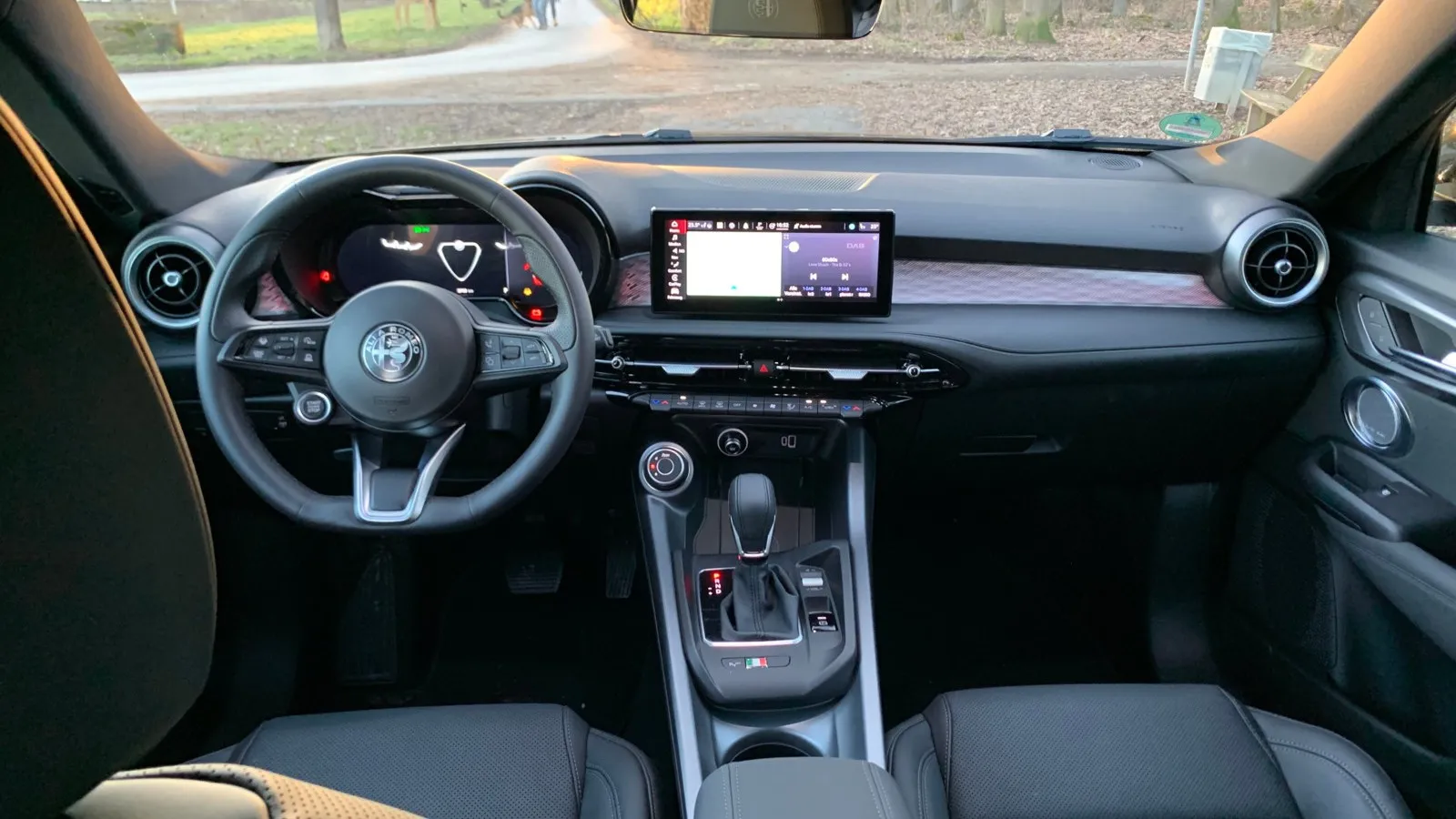 Das Cockpit prägt ein 12,3-Zoll-Digitalinstrumententräger und das Infotainment-System mit 10,25-Zoll-Monitor.