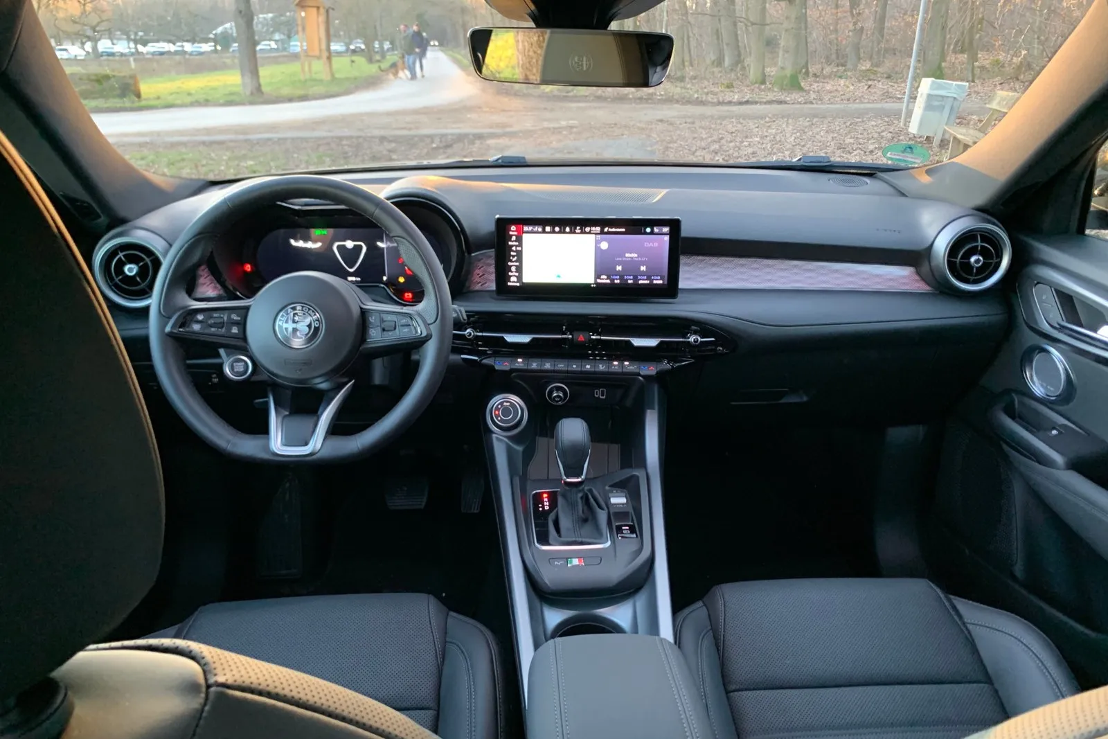 Das Cockpit prägt ein 12,3-Zoll-Digitalinstrumententräger und das Infotainment-System mit 10,25-Zoll-Monitor.