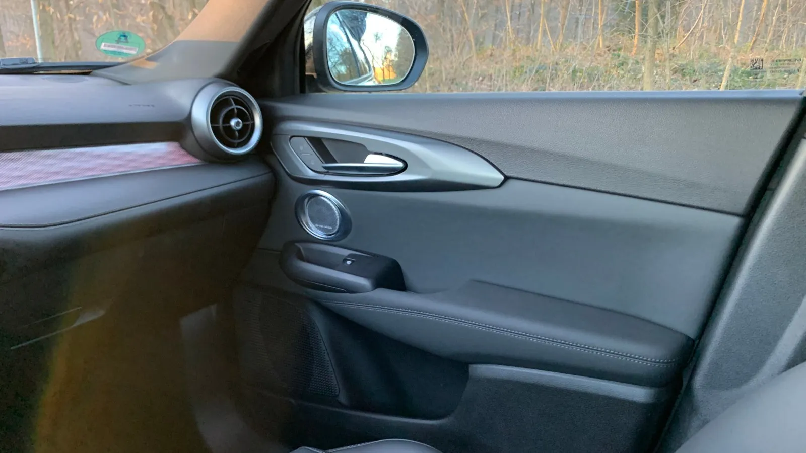 Die Verarbeitung ist gut, die Konnektivität problemlos und das Navi, dank Amazons Alexa und Navidaten von Tom Tom, schnell und aktuell.