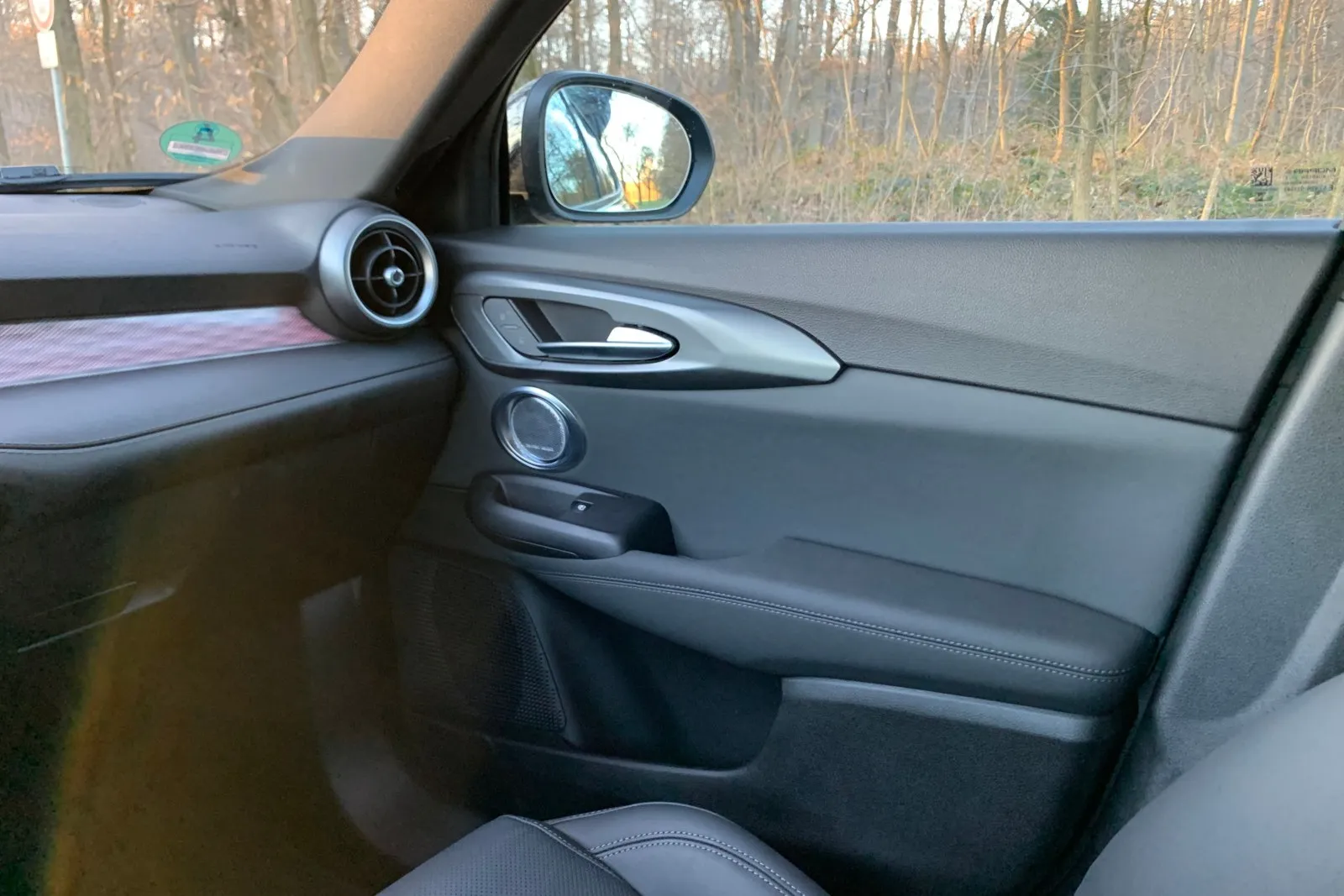 Die Verarbeitung ist gut, die Konnektivität problemlos und das Navi, dank Amazons Alexa und Navidaten von Tom Tom, schnell und aktuell.
