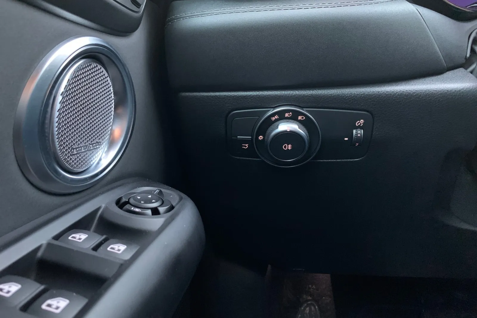 Der Qualitätseindruck ist im Alfa Romeo Tonale 1.5 VGT Ti Hybrid insgesamt: wertig. Alfa gibt auch selbstbewusst erstmals fünf Jahre Garantie auf den Tonale.