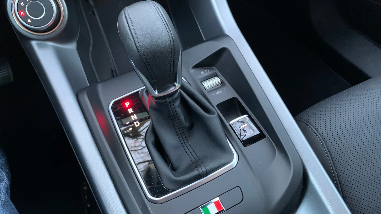 Das Doppelkupplungsgetriebe des Alfa Romeo Tonale 1.5 VGT Ti Hybrid wirkt träge. Da hilft auch der bekannte, sogenannte DNA-Steller nicht weiter. Denn schon bei D (Dynamic) entfaltet der Tonale seine ganze Behäbigkeit, so dass man N (Normal) und vor allem A (Advanced Efficiency) gar nicht erst ausprobieren möchte.