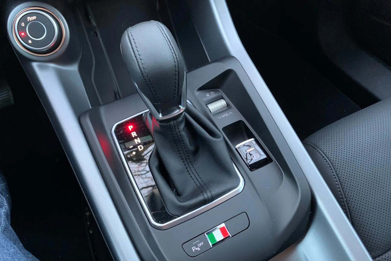 Das Doppelkupplungsgetriebe des Alfa Romeo Tonale 1.5 VGT Ti Hybrid wirkt träge. Da hilft auch der bekannte, sogenannte DNA-Steller nicht weiter. Denn schon bei D (Dynamic) entfaltet der Tonale seine ganze Behäbigkeit, so dass man N (Normal) und vor allem A (Advanced Efficiency) gar nicht erst ausprobieren möchte.