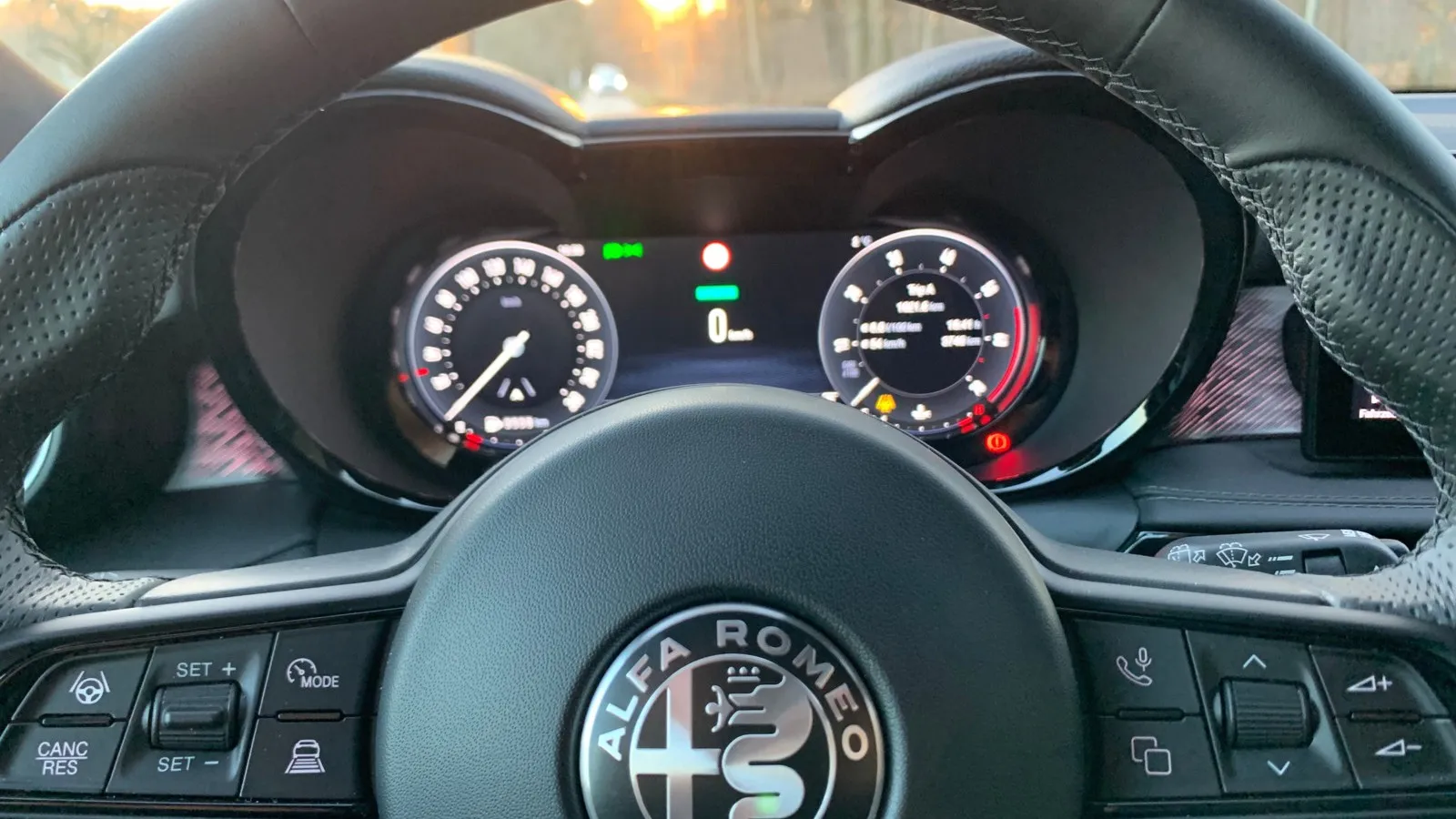 Die Bedienung und das Ablesen der Instrumente ist im Alfa Romeo Tonale 1.5 VGT Ti Hybrid hervorragend.