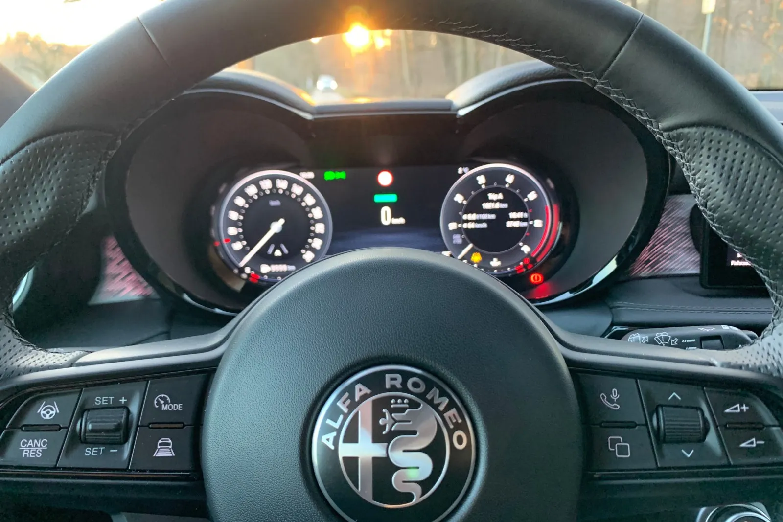 Die Bedienung und das Ablesen der Instrumente ist im Alfa Romeo Tonale 1.5 VGT Ti Hybrid hervorragend.