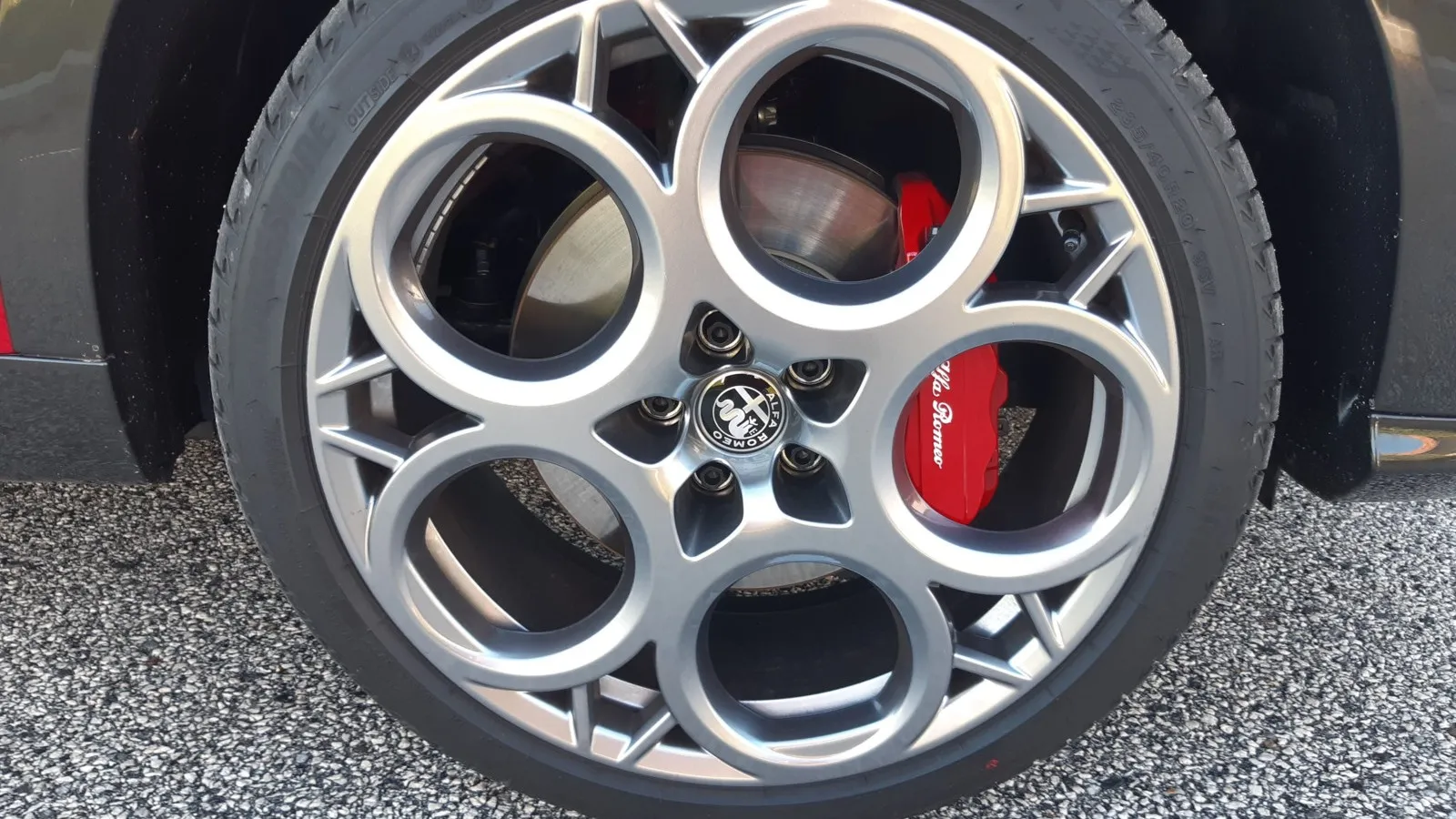 20-Zoll-Aluminiumfelgen für das kompakte SUV mit Blick auf rot lackierte Brembo-Bremssättel.
