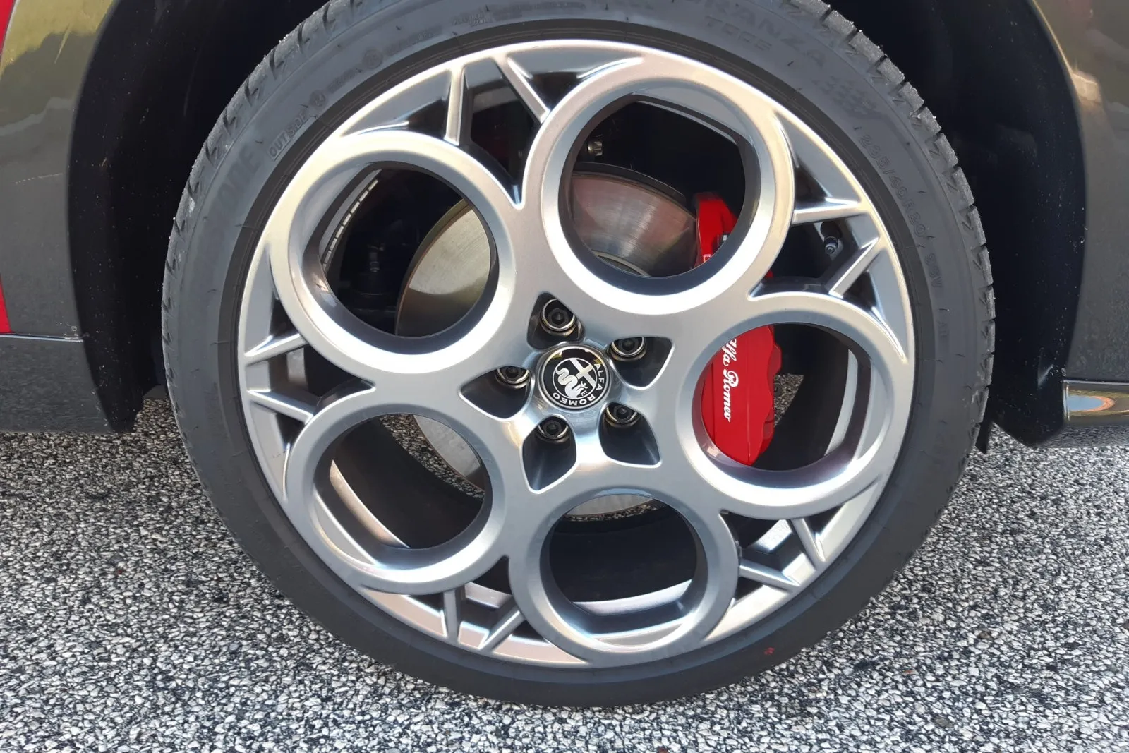 20-Zoll-Aluminiumfelgen für das kompakte SUV mit Blick auf rot lackierte Brembo-Bremssättel.