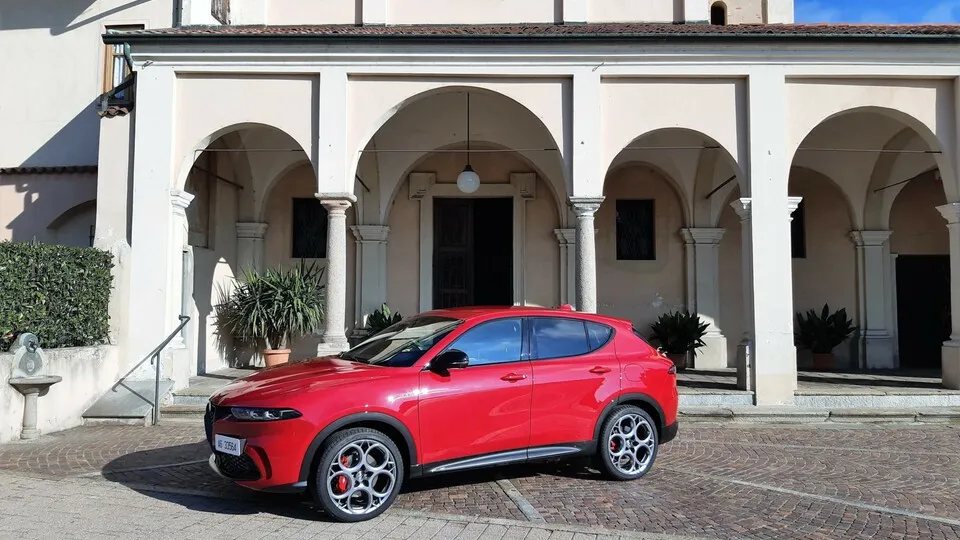 Der Alfa Romeo Tonale kommt jetzt auch als 280 PS starker Plug-in-Hybrid mit Allradantrieb.