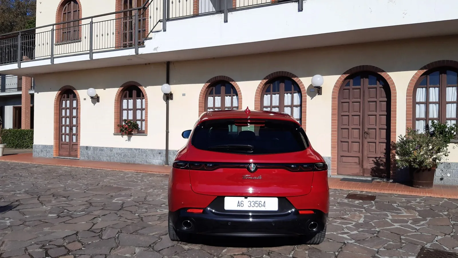 Auch in der Heckansicht ist das italienische Kompakt-SUV ein Hingucker.