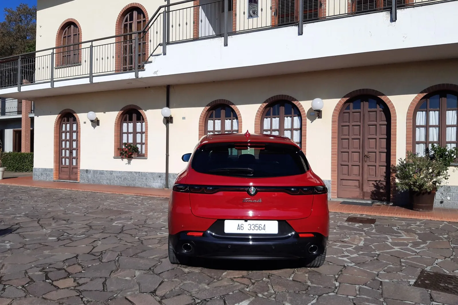 Auch in der Heckansicht ist das italienische Kompakt-SUV ein Hingucker.
