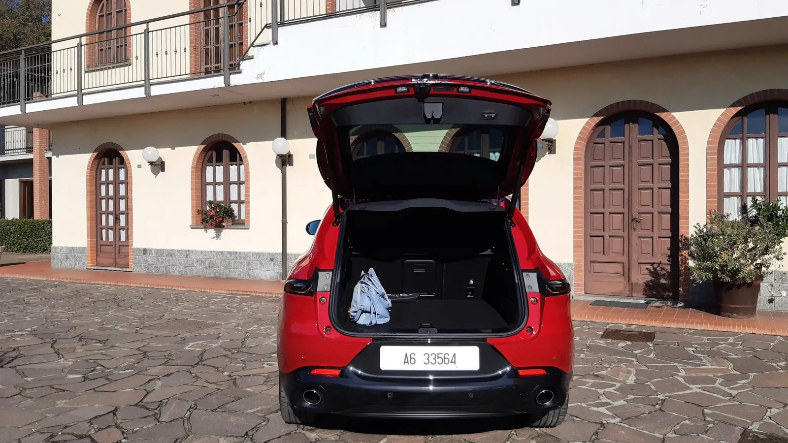 Beim Kofferraumvolumen des Tonale PHEV müssen im Vergleich zu Benziner und Diesel Abstriche gemacht werden.