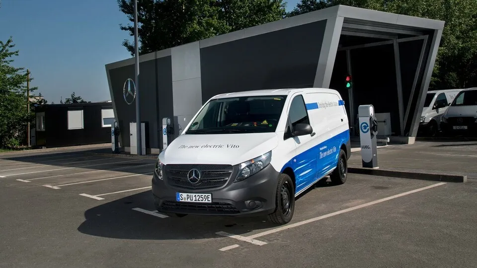 BaseCamp mit 30 Mercedes eVito
