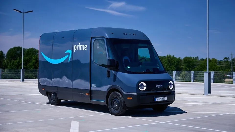In München, Berlin und Düsseldorf setzt Amazon die ersten Rivian-Elektrotransporter ein.