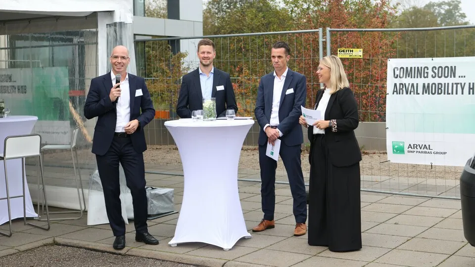Björn Alt (eMobility Product Manager), Christoph Schnierle (General Manager Finance and Central Functions) und Katharina Schmidt (Head of Consulting, Energy Transition, Arval Mobility Observatory & Leitung Fuhrpark) begrüßen die Anwesenden auf dem Arval E-Mobility Day 2024.