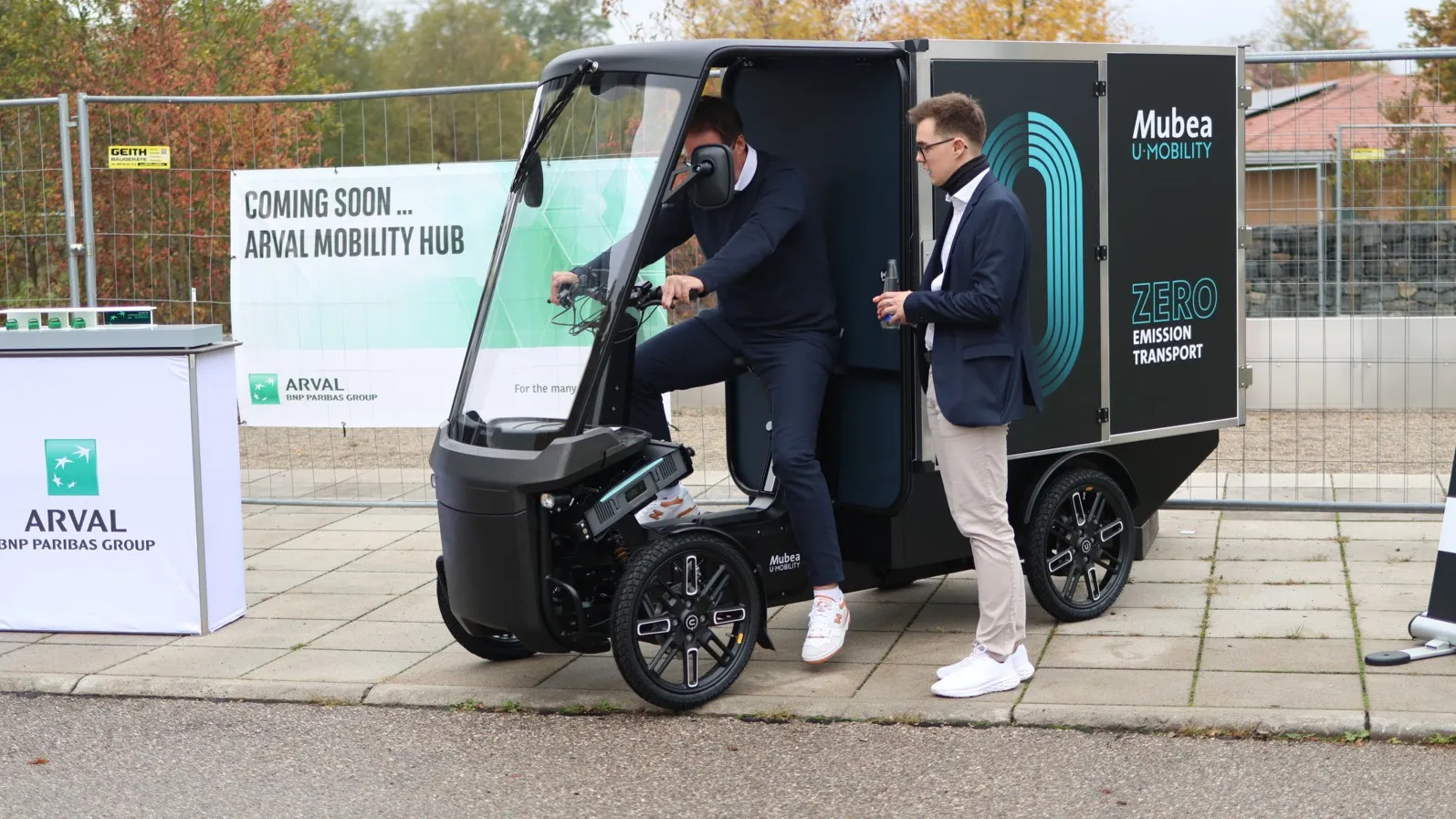 Maximilian Schönbeck (Key Account Manager, Mubea U-Mobility) präsentiert ein elektrifiziertes Cargobike mit reichlich Stauraum.