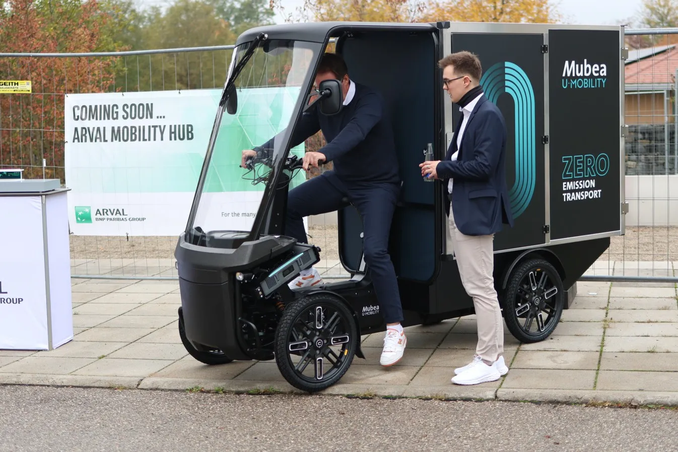 Maximilian Schönbeck (Key Account Manager, Mubea U-Mobility) präsentiert ein elektrifiziertes Cargobike mit reichlich Stauraum.