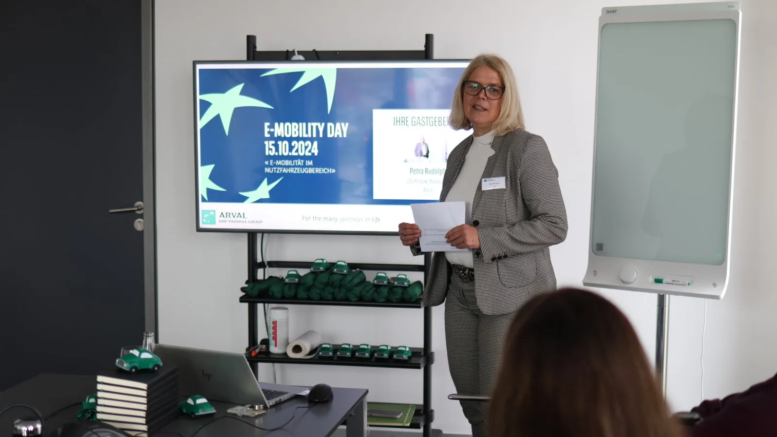 Petra Rudolph (Produktmanagerin LCV bei Arval) über E-LCVs.