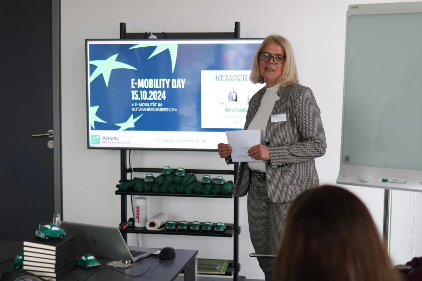 Petra Rudolph (Produktmanagerin LCV bei Arval) über E-LCVs.