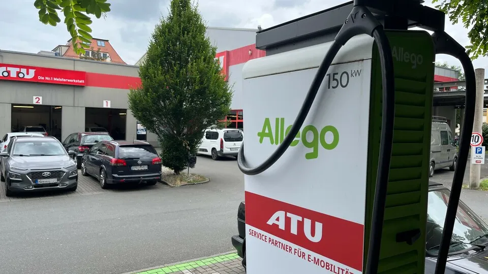 ATU wappnet sich seit Jahren für eine zunehmende Zahl an Elektrofahrzeugen. Das technische Personal in den Niederlassungen ist geschult, Hochvolt-Equipment in den meisten Werkstätten vorhanden und sogar die Ladeinfrastruktur aufgebaut (im Bild ein Standort in Nürnberg), heißt es aus Weiden in der Oberpfalz.