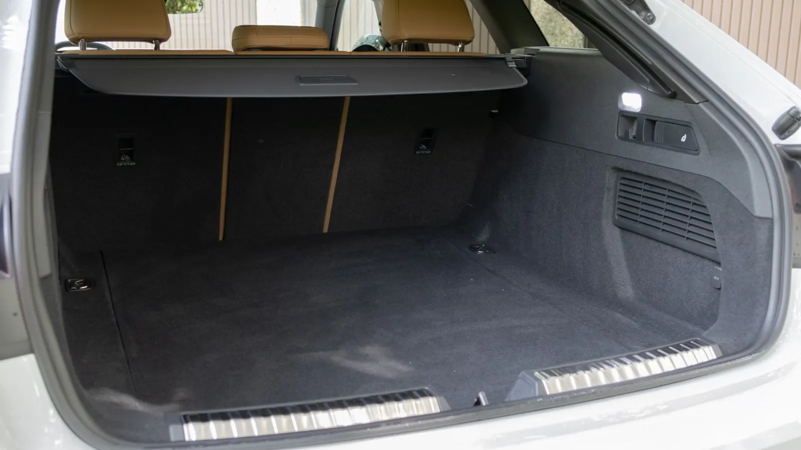 Der Kofferraum ist ein wenig kleiner geworden und fasst in unserem A5 Avant quattro 448 Liter und bei umgeklappten Rücksitzen 1.396 Liter.