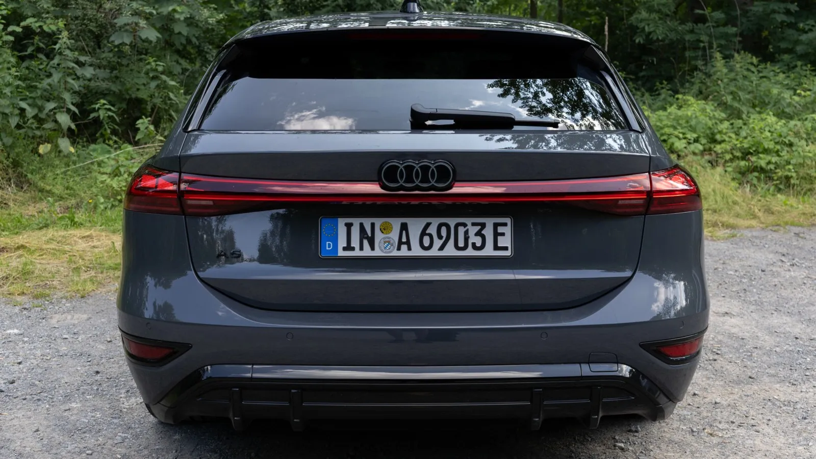 Beleuchtete Audi Ringe am Heck gibt es im Technologiepaket „Tech“ gegen 1.546 Euro Aufpreis.