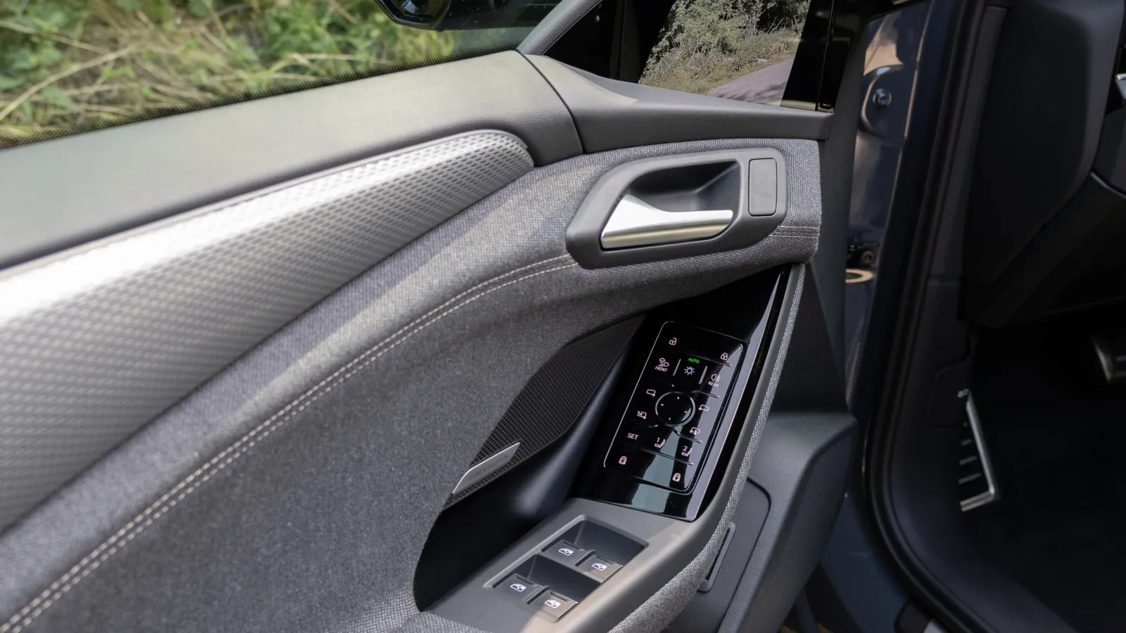 Über den Display in der Fahrertür können weitere Features angesteuert werden.