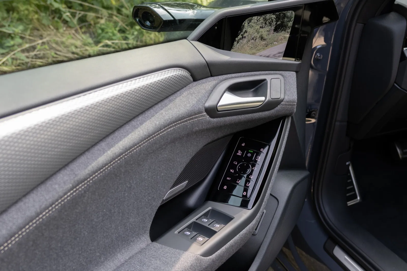 Über den Display in der Fahrertür können weitere Features angesteuert werden.