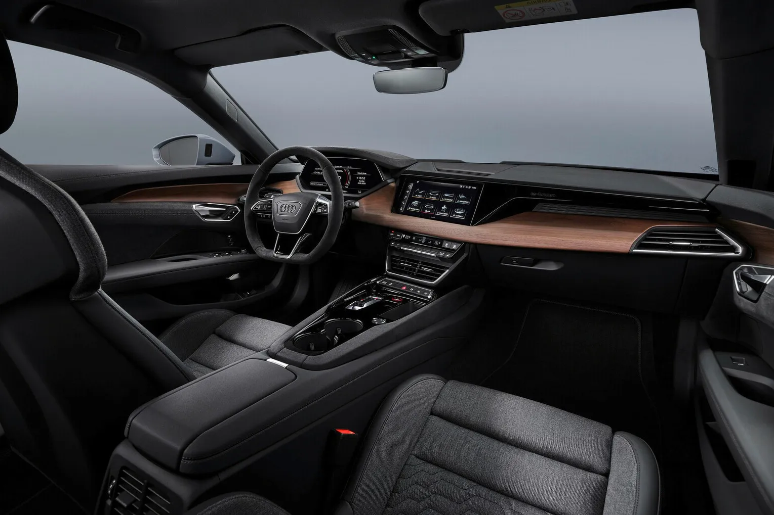 Innen setzt sich der Audi vom Porsche ab