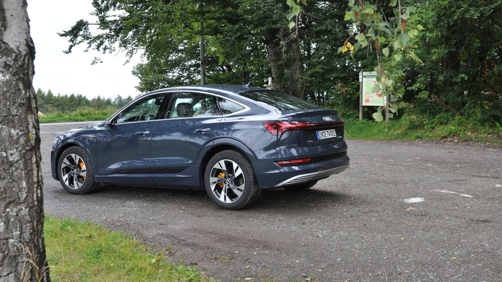 Der Audi E-Tron Sportback 55 quattro ist die Coupé-Version des Elektro SUVs Audi E-Tron.