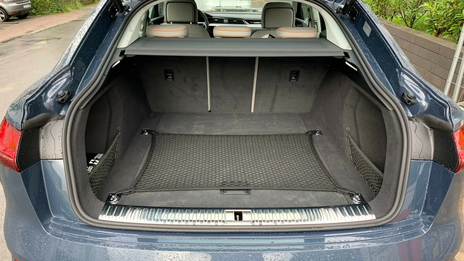Das Kofferraumvolumen ist mit 615 Litern gut. Mit umgeklappter Rückbank werden es 1.655 Liter beim Audi E-Tron Sportback 55 quattro.