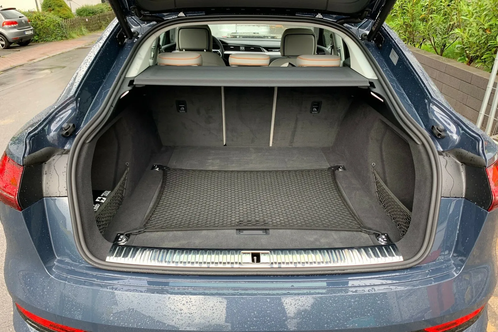 Das Kofferraumvolumen ist mit 615 Litern gut. Mit  umgeklappter Rückbank werden es 1.655 Liter beim Audi E-Tron Sportback 55 quattro.