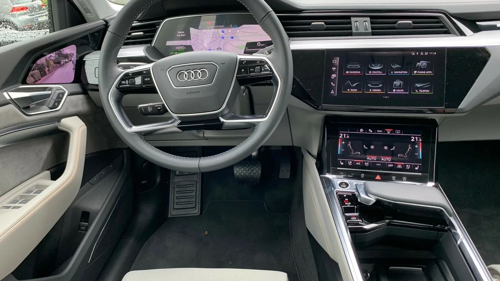 Viele Diesplays sind im Audi E-Tron Sportback verbaut: Wie ab dem A6 die Audi-Klassen aufwärts, hat der E-Tron Sportback die neueste Variante des Bedienkonzepts MMI mit 12,1 Zoll großen Touchscreen verbaut. Unter dem großen Touchscreen in der Mittel-Konsole ist ein weiterer 8,6 Zoll großer Bildschirm platziert, über den die Klimatisierung gesteuert wird. Das 12,3 Zoll große Audi Virtual Cockpit hinter dem Lenkrad, das mit einer Auflösung von 1.920 mal 720 Pixeln alle relevanten Parameter gestochen scharf darstellt, ist gelungen.