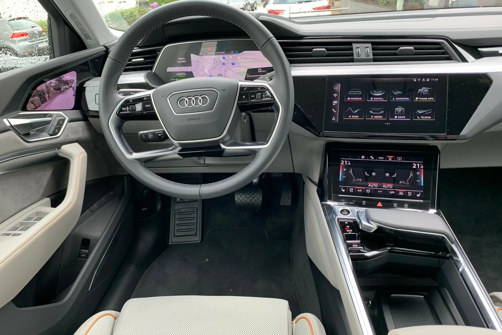 Viele Diesplays sind im Audi E-Tron Sportback verbaut: Wie ab dem A6 die Audi-Klassen aufwärts, hat der E-Tron Sportback die neueste Variante des Bedienkonzepts MMI mit 12,1 Zoll großen Touchscreen verbaut. Unter dem großen Touchscreen in der Mittel-Konsole ist ein weiterer 8,6 Zoll großer Bildschirm platziert, über den die Klimatisierung gesteuert wird.  Das 12,3 Zoll große Audi Virtual Cockpit hinter dem Lenkrad, das mit einer Auflösung von 1.920 mal 720 Pixeln alle relevanten Parameter gestochen scharf darstellt, ist gelungen.