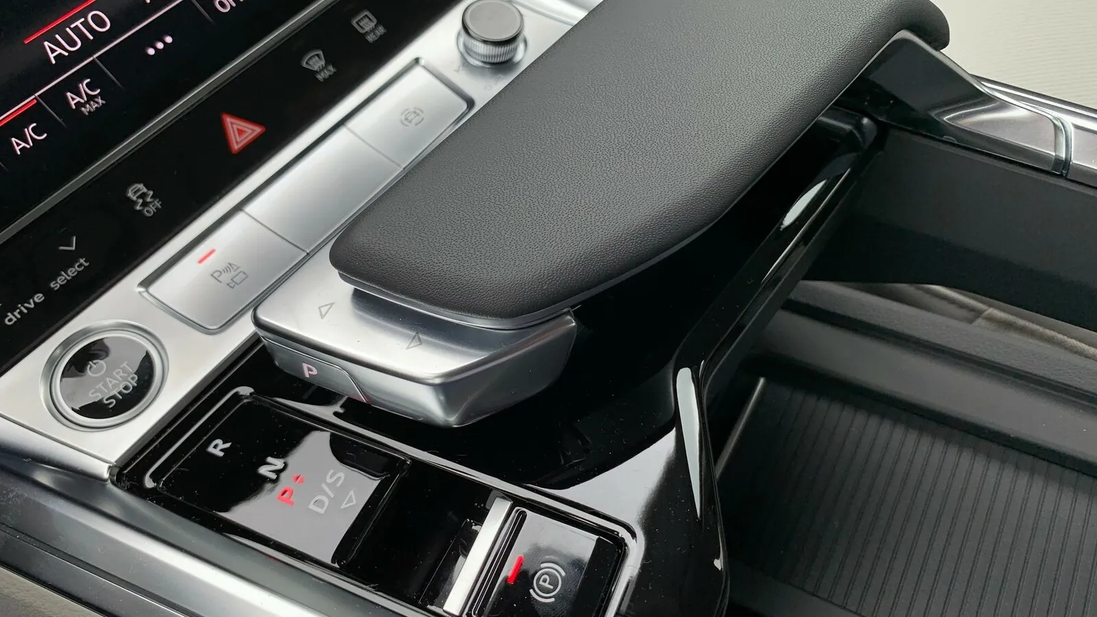 Ein Knopfdruck auf den Startknopf, ein Zug am besonders designten Wählhebel, und der E-Tron rollt elektroautotypisch leise los. Audi hat die Dämmung des Fahrzeugs und die Abrollgeräusche der Reifen so optimiert, dass selbst bei höherem Tempo sich die Passagiere angenehm unterhalten können.