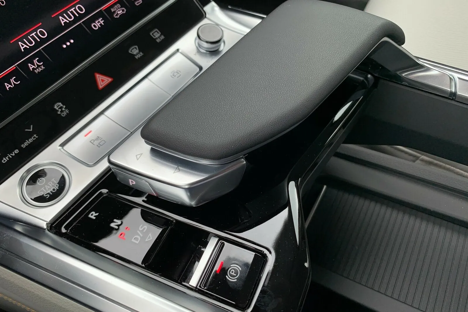 Ein Knopfdruck auf den Startknopf,  ein Zug am besonders designten Wählhebel, und der E-Tron rollt elektroautotypisch leise los. Audi hat die Dämmung des Fahrzeugs und die Abrollgeräusche der Reifen so optimiert, dass selbst bei höherem Tempo sich die Passagiere angenehm unterhalten können.