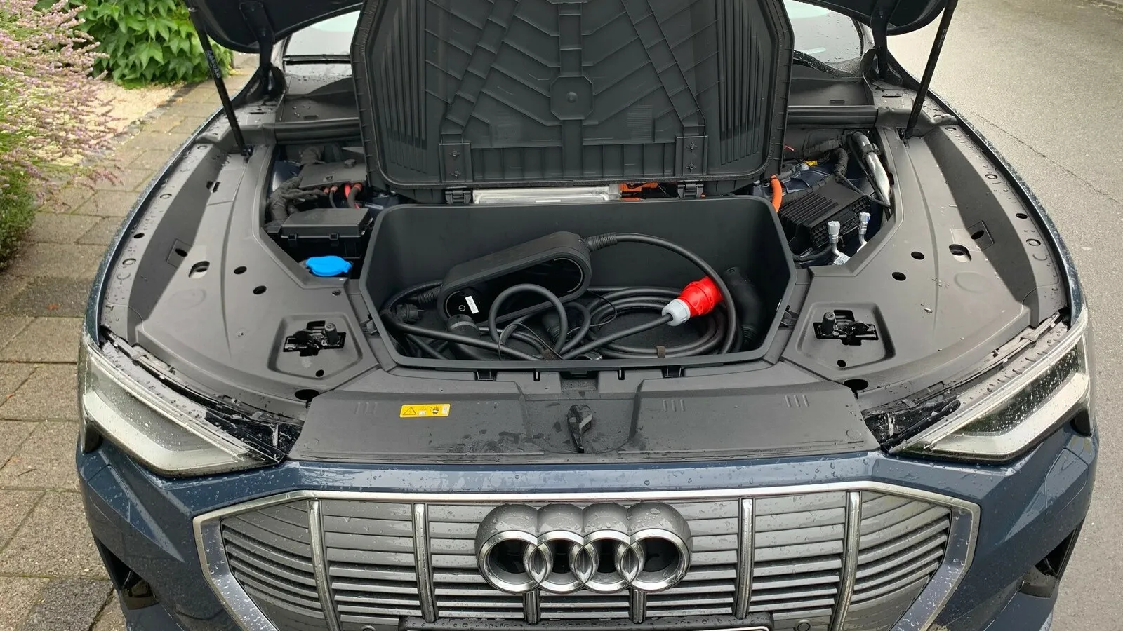 Im Audi e-tron Sportback 55 quattro ist Platz für das Ladekabel im Motorraum.