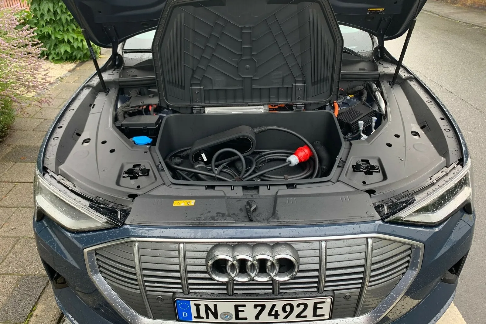 Im Audi e-tron Sportback 55 quattro ist Platz für das Ladekabel im Motorraum.