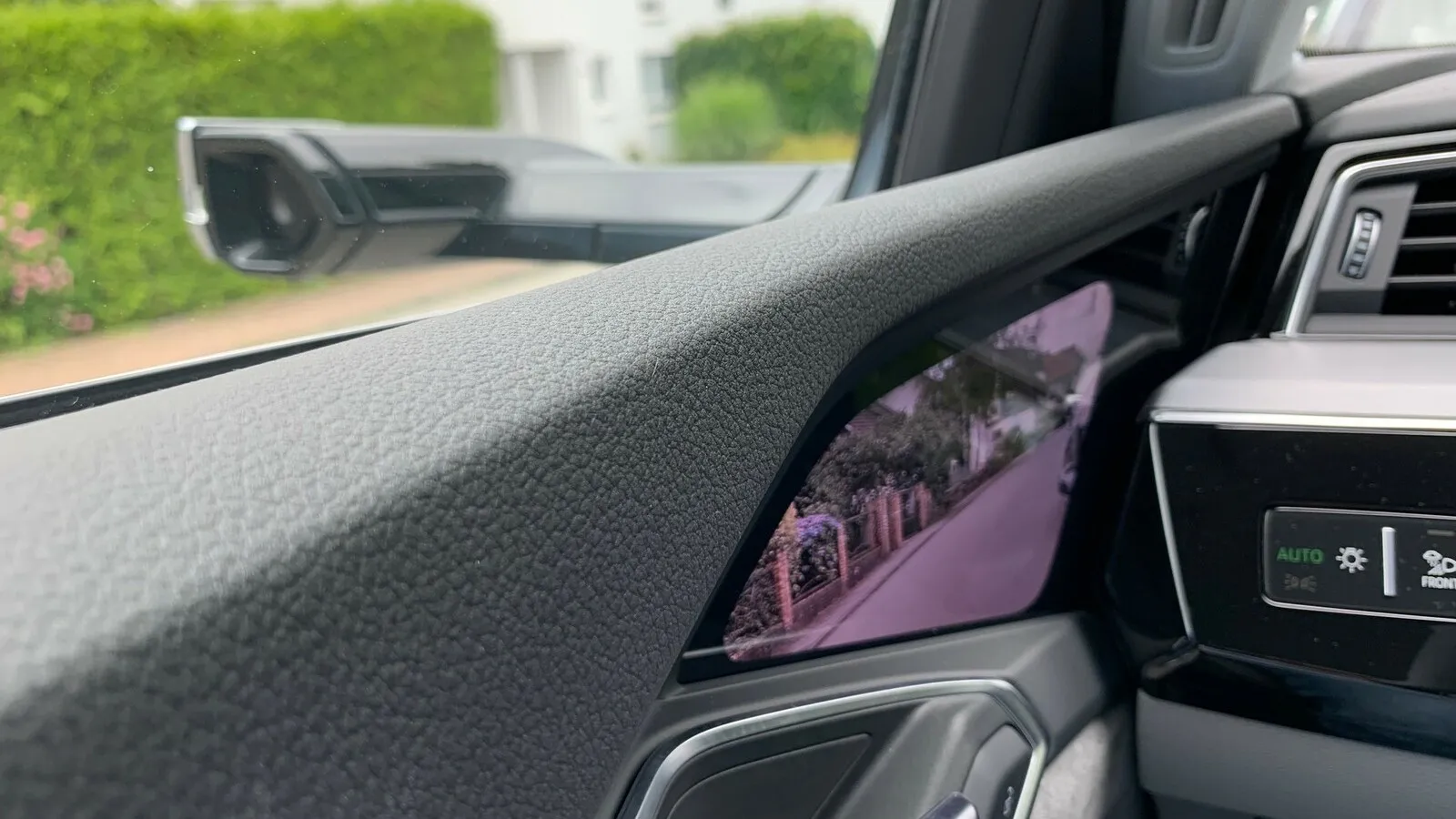 Da wo eigentlich die bekannten Außenspiegel sitzen, hat Audi auf beiden Seiten zwei Kameras angebracht, die das aufgenommene Bild live auf OLED-Displays in den beiden vorderen Türen unterhalb der Seitenfenster übertragen.