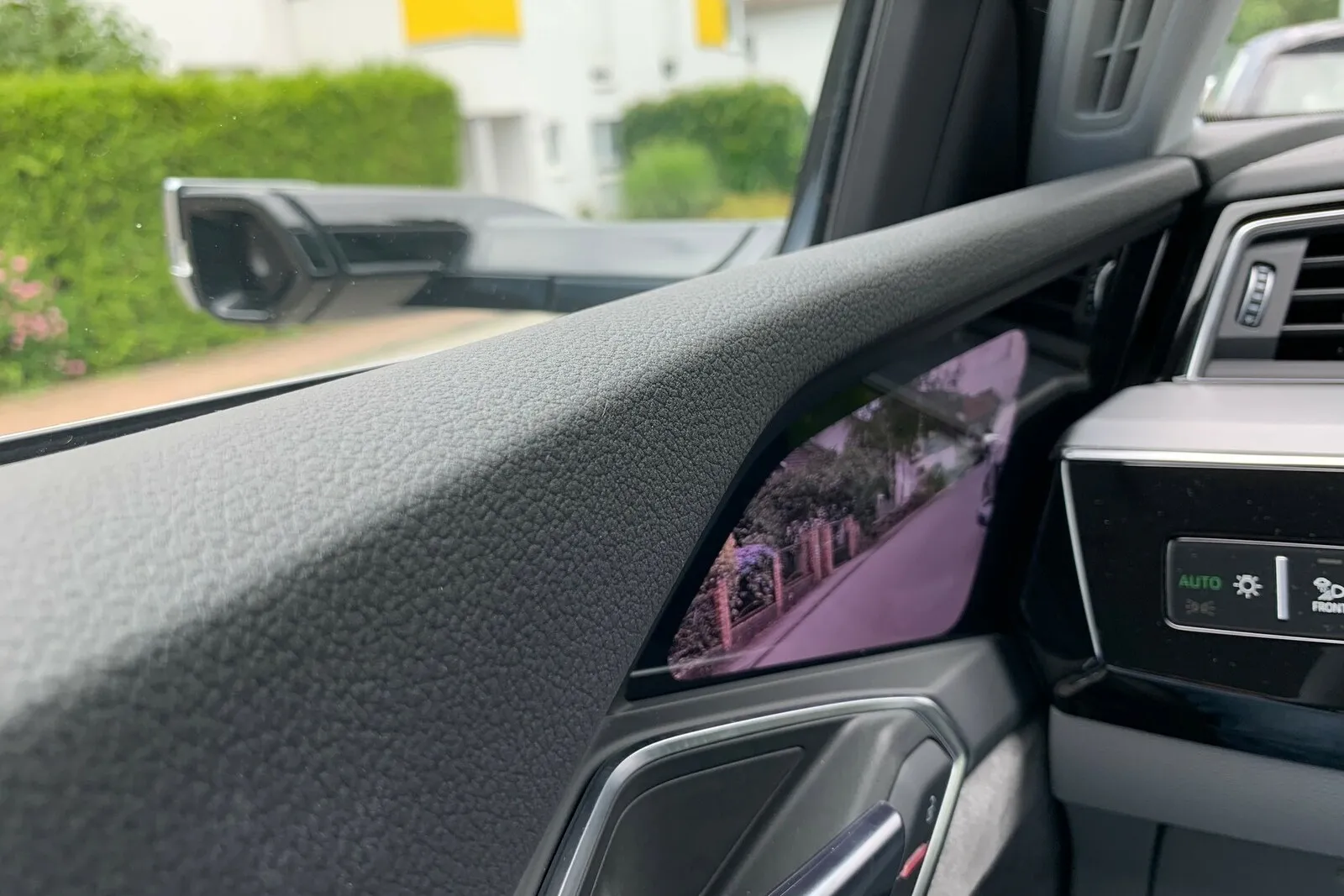 Da wo eigentlich die bekannten Außenspiegel sitzen, hat Audi auf beiden Seiten zwei Kameras angebracht, die das aufgenommene Bild live auf OLED-Displays in den beiden vorderen Türen unterhalb der Seitenfenster übertragen.