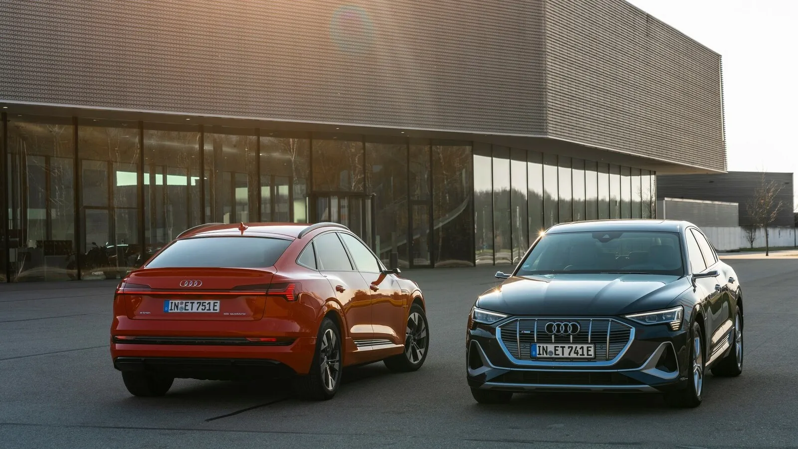Mit 1,8 Tonnen Anhängelast dürfen Audi e-Tron und e-Tron Sportback auch schwere Hänger ziehen.