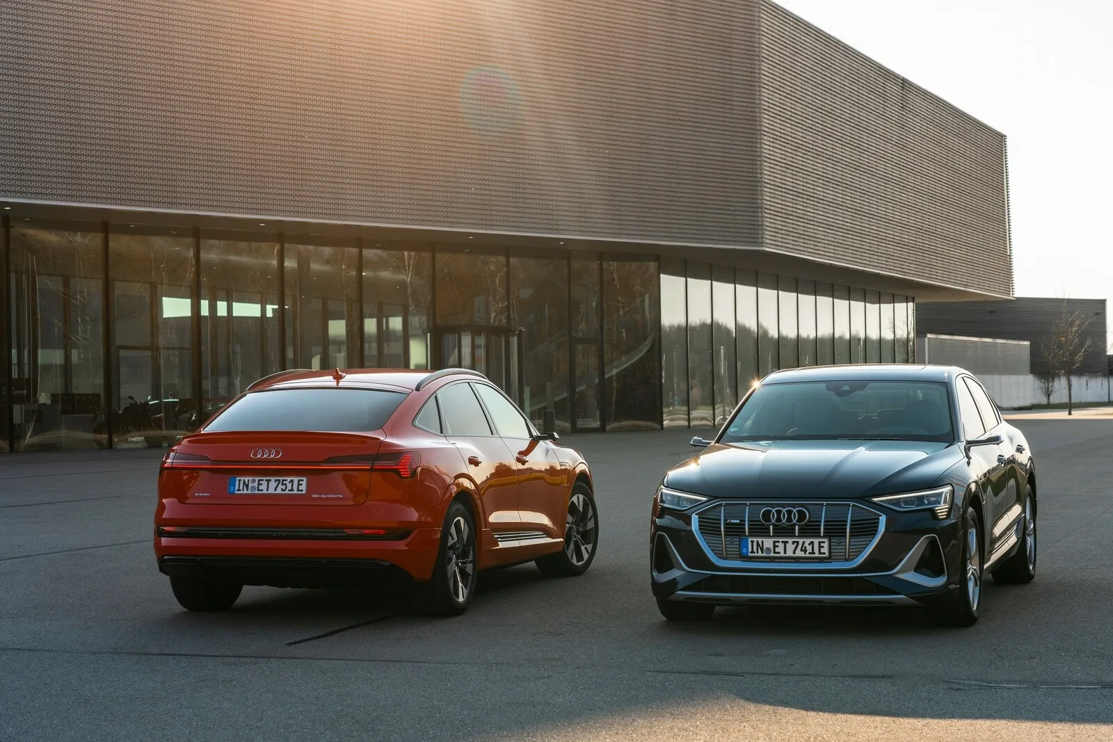 Mit 1,8 Tonnen Anhängelast dürfen Audi e-Tron und e-Tron Sportback auch schwere Hänger ziehen.