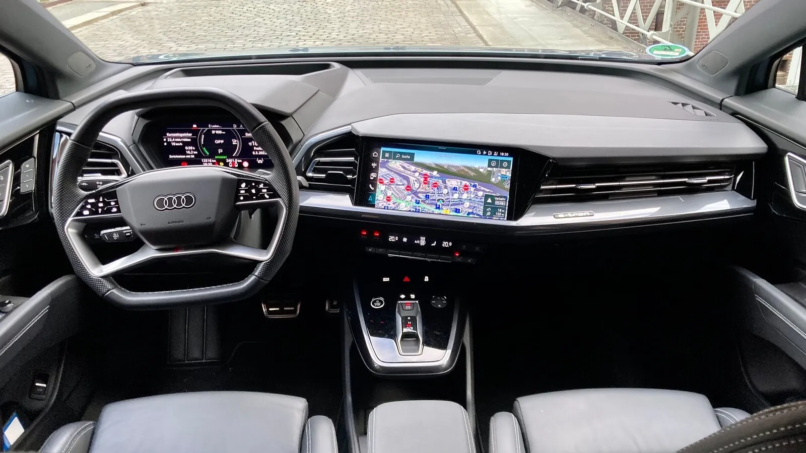 Ein 10,1-Zoll-Touchscreen ist Serie, mit höheren MMI-Version werden es 11,6 Zoll (Bild). Schön: Gute Mischung aus digitaler und analoger Bedienung im Audi Q4.
