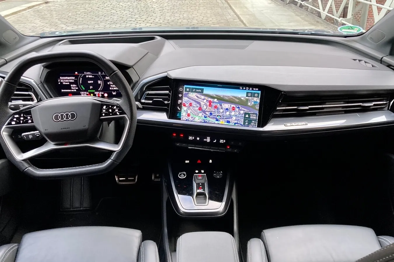 Ein 10,1-Zoll-Touchscreen ist Serie, mit höheren MMI-Version werden es 11,6 Zoll (Bild). Schön: Gute Mischung aus digitaler und analoger Bedienung im Audi Q4.